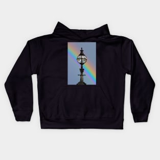 Beautiful rainbow reflection on a vintage lamp post in Glasgow Kids Hoodie